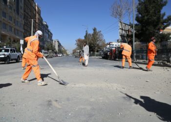 KABUL, Para pekerja sanitasi membersihkan lokasi serangan bom di Kabul, Afghanistan, pada 15 November 2021. Sedikitnya dua warga sipil terluka dalam serangan bom yang menargetkan pasukan keamanan Taliban di Kabul, ibu kota Afghanistan, pada Senin (15/11), menurut seorang saksi mata. (Xinhua/Kabir)