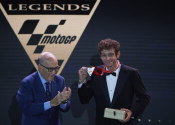VALENCIA, Valentino Rossi (kanan) menerima MotoGP Legend Award pada upacara penghargaan FIM MotoGP Awards 2021 di Valencia, Spanyol, pada 14 November 2021. (Xinhua/Str)