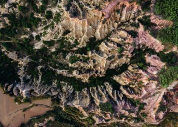 YUANMOU, Foto yang diabadikan pada 17 November 2021 ini menunjukkan pemandangan hutan bumi di wilayah Yuanmou, Provinsi Yunnan, China barat daya. Hutan bumi, yang terbentuk oleh pergerakan geologis dan erosi tanah, pada dasarnya berwarna kuning dan memiliki warna yang bervariasi di berbagai bagian. (Xinhua/Wang Guansen)