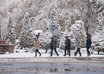 TASHKENT, Orang-orang berjalan di tengah salju di Tashkent, Uzbekistan, pada 17 November 2021. Tashkent dilanda hujan salju pada Rabu (17/11). (Xinhua/Cai Guodong)