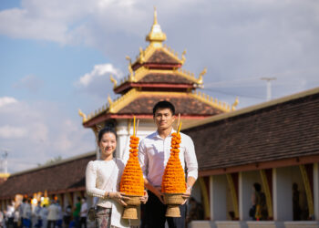 VIENTIANE, Orang-orang berpose untuk difoto di Stupa That Luang di Vientiane, Laos, pada 18 November 2021. Festival That Luang, festival keagamaan terpenting di Laos, dirayakan oleh masyarakat Laos dari seluruh wilayah negara itu di sekeliling Stupa That Luang. (Xinhua/Kaikeo Saiyasane)