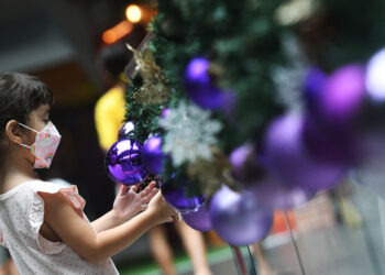 SINGAPURA, Seorang anak perempuan mengamati dekorasi Natal di Jewel Changi di Singapura pada 19 November 2021. (Xinhua/Then Chih Wey)