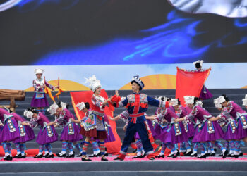 LONGSHENG, Orang-orang tampil untuk merayakan peringatan 70 tahun berdirinya wilayah Longsheng di Daerah Otonom Etnis Zhuang Guangxi, China selatan, pada 19 November 2021. Sebuah acara perayaan diadakan di Longsheng pada Jumat (19/11), menandai peringatan 70 tahun berdirinya wilayah otonom tersebut, yang dihuni oleh orang-orang dari berbagai kelompok etnis. (Xinhua/Lu Boan)