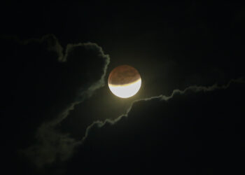 QUEZON CITY, Gerhana bulan parsial terlihat di Quezon City, Filipina, pada 19 November 2021. (Xinhua/Rouelle Umali)