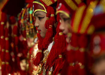 KATHMANDU, Anak-anak perempuan yang berpakaian seperti dewi hidup Kumari ambil bagian dalam sebuah ritual suci Hindu dalam rangka memperingati Hari Anak Sedunia di Kathmandu, Nepal, pada 20 November 2021. (Xinhua/Sulav Shrestha)