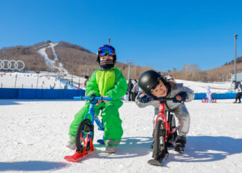 FUSONG, Anak-anak menaiki sepeda salju di Resor Gunung Putih di Fusong, Provinsi Jilin, China timur laut, pada 17 November 2021. Menjelang Olimpiade Musim Dingin Beijing 2022, resor-resor ski di Jilin mencatatkan kenaikan pengunjung anak-anak. Banyak di antara anak-anak tersebut mengambil pelatihan ski dengan dukungan dari orang tua mereka yang mencintai olahraga musim dingin tersebut. (Xinhua)