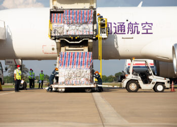VIENTIANE, Para staf menurunkan suplai medis bantuan China di Bandar Udara Internasional Wattay di Vientiane, Laos, pada 17 November 2021. Batch baru vaksin COVID-19 bantuan China tiba di Vientiane pada Rabu (17/11). (Xinhua/Kaikeo Saiyasane)