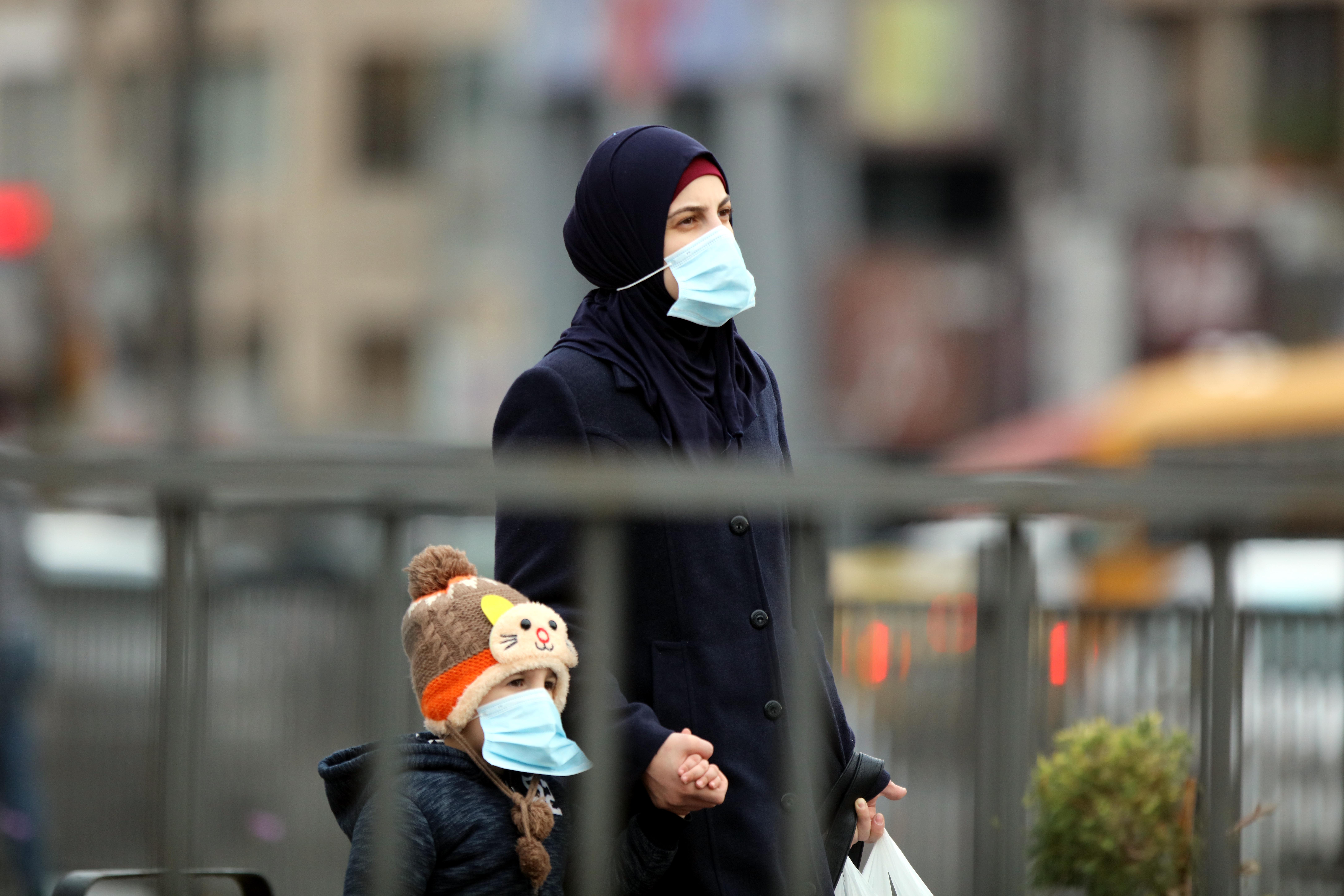 AMMAN, Orang-orang yang mengenakan masker menyusuri sebuah jalan di Amman, Yordania, pada 21 November 2021. Yordania memasuki gelombang ketiga pandemi COVID-19 dengan jumlah kasus mingguan melonjak menjadi sekitar 20.000 kasus, menurut kementerian kesehatan negara itu. (Xinhua/Mohammad Abu Ghosh)