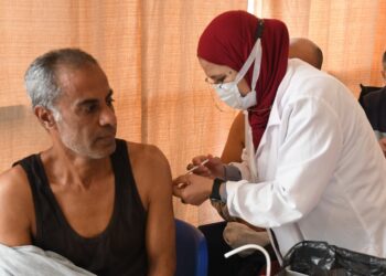 TUNIS, Seorang tenaga kesehatan menyuntikkan vaksin COVID-19 kepada seorang warga di sebuah pusat vaksinasi di Tunis, Tunisia, pada 21 November 2021. Tunisia pada Minggu (21/11) memulai gelar griya nasional ketujuh untuk vaksinasi COVID-19 di seluruh 24 provinsinya bagi penduduk berusia 18 tahun ke atas. (Xinhua/Adel Ezzine)