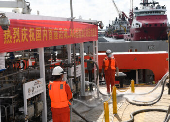 HAIKOU, Para staf mengisi gas alam cair (liquefied natural gas/LNG) ke dalam kapal di sebuah stasiun pengisian LNG di Pelabuhan Macun, yang terletak di wilayah Chengmai, Provinsi Hainan, China selatan, pada 20 November 2021. Stasiun pengisian LNG lepas pantai yang dibangun dan dioperasikan oleh China National Offshore Oil Corporation (CNOOC) Gas & Power Group tersebut resmi beroperasi pada Sabtu (20/11) di Pelabuhan Macun di Provinsi Hainan. (Xinhua/Yang Guanyu)
