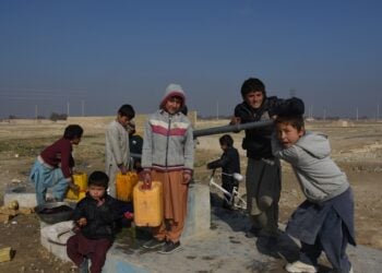 MAZAR-I-SHARIF, Anak-anak pengungsi mengambil air dari sumur pompa tangan di sebuah kamp pengungsi internal (internally displaced person/IDP) di Mazar-i-Sharif, ibu kota Provinsi Balkh, Afghanistan, pada 20 November 2021. (Xinhua/Kawa Basharat)