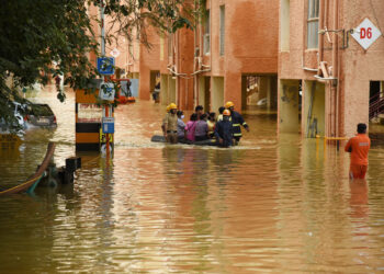 BANGALORE, Tim penyelamat mengevakuasi penduduk dari daerah yang terendam banjir pascahujan deras di Bangalore, India, pada 22 November 2021. (Xinhua/Str)