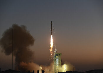 JIUQUAN, Roket Long March-4C yang mengangkut Satelit Gaofen-3 02 lepas landas dari Pusat Peluncuran Satelit Jiuquan di China barat laut pada 23 November 2021. Satelit pengamat Bumi baru tersebut diluncurkan pada pukul 07.45 Waktu Beijing atau pukul 06.45 WIB dan berhasil memasuki orbit yang direncanakan. (Xinhua/Wang Jiangbo)