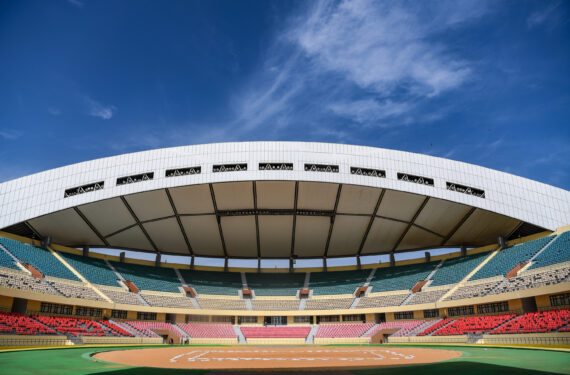 DAKAR, Foto yang diabadikan pada 21 November 2021 ini memperlihatkan pemandangan interior dari National Wrestling Arena di Dakar, Senegal. Arena tersebut, arena modern pertama di Afrika, adalah proyek bantuan terbesar yang dikerjakan China di Senegal. (Xinhua/Li Yan)