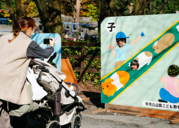 TOKYO, Anak-anak berpose untuk difoto selama libur Hari Apresiasi Kerja Jepang di Taman Chikozen di Saitama, Jepang, pada 23 November 2021. (Xinhua/Zhang Xiaoyu)