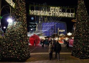 BERLIN, Orang-orang mengunjungi pasar Natal di Breitscheidplatz di Berlin, ibu kota Jerman, pada 22 November 2021. Beberapa pasar Natal di Berlin dibuka pada Senin (22/11) dengan penerapan aturan sanitasi yang ketat. (Xinhua/Stefan Zeitz)