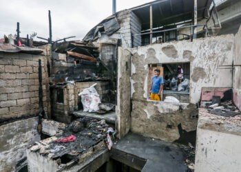 QUEZON CITY, Warga mencari sisa harta benda di rumah mereka yang hangus menyusul kebakaran di kawasan perumahan di Quezon City, Filipina, pada 23 November 2021. Insiden yang terjadi pada Senin (22/11) itu menyebabkan 120 rumah hancur. (Xinhua/Rouelle Umali)
