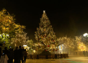 ATHENA, Orang-orang memotret pepohonan yang menyala terang dengan lampu-lampu hias di Syntagma Square di Athena, Yunani, pada 23 November 2021. Musim perayaan Natal dibuka di Athena pada Selasa (23/11) malam. (Xinhua/Marios Lolos)