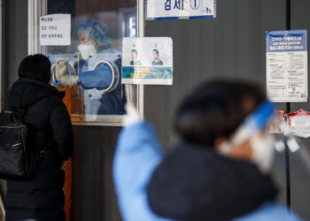 SEOUL, Tenaga kesehatan mengambil sampel usap (swab) dari seorang wanita untuk pengujian COVID-19 di Seoul, Korea Selatan (Korsel), pada 24 November 2021. Jumlah kasus harian COVID-19 di Korsel mencatatkan rekor tertinggi baru saat pemerintah melonggarkan sejumlah langkah antivirus di wilayah-wilayah dengan tingkat vaksinasi lengkap yang lebih tinggi, kata otoritas kesehatan negara tersebut pada Rabu (24/11). Menurut Badan Pengendalian dan Pencegahan Penyakit Korea (Korea Disease Control and Prevention Agency/KDCA), negara itu melaporkan tambahan 4.116 kasus COVID-19 pada Selasa (23/11) tengah malam dibandingkan 24 jam sebelumnya, menambah total infeksi menjadi 425.065 kasus. (Xinhua/NEWSIS)