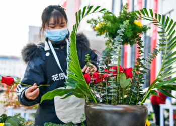 LONGLI, Seorang kontestan berpartisipasi dalam lomba merangkai bunga selama kompetisi keahlian vokasi di wilayah Longli, Provinsi Guizhou, China barat daya, pada 23 November 2021. (Xinhua/Yang Wenbin)