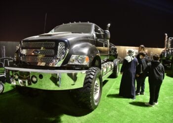 RIYADH, Orang-orang mengunjungi Riyadh Car Show 2021 di Riyadh utara, Arab Saudi, pada 24 November 2021. (Xinhua/Wang Haizhou)