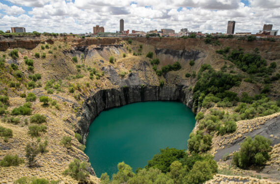 KIMBERLEY, Foto yang diabadikan pada 23 November 2021 ini menunjukkan sebuah tambang berlian yang terbengkalai, yang dinamai Big Hole (Lubang Besar), di Kimberley, Afrika Selatan. (Xinhua/Lyu Tianran)