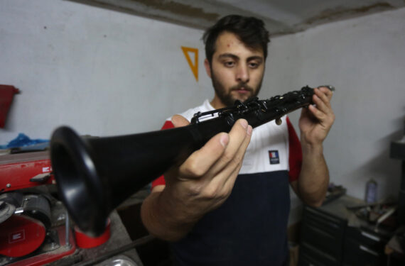 RAMALLAH, Warga Palestina bernama Tariq Jabarin membuat alat musik tiup di bengkel kerja miliknya di Kota Ramallah, Tepi Barat, pada 24 November 2021. (Xinhua/Nidal Eshtayeh)
