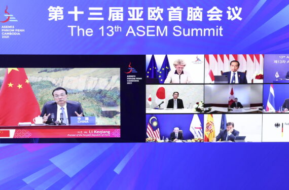 BEIJING, Perdana Menteri China Li Keqiang menyampaikan pidato pada pertemuan informal Konferensi Tingkat Tinggi (KTT) Pertemuan Asia-Eropa (Asia-Europe Meeting/ASEM) ke-13 via tautan video di Balai Agung Rakyat di Beijing, ibu kota China, pada 26 November 2021. (Xinhua/Pang Xinglei)
