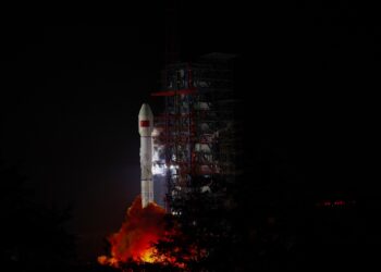 XICHANG, Roket pengangkut Long March-3B yang membawa satelit Zhongxing-1D lepas landas dari Pusat Peluncuran Satelit Xichang di Provinsi Sichuan, China barat daya, pada 27 November 2021. Satelit Zhongxing-1D diluncurkan pada pukul 00.40 Waktu Beijing dan sukses memasuki orbit yang direncanakan. (Xinhua/Bai Xiaofei)