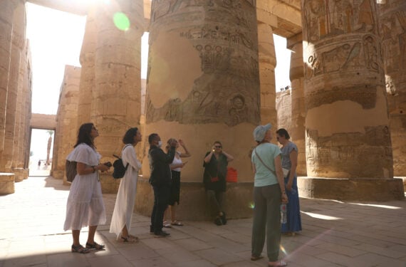 LUXOR, Wisatawan mengunjungi Kompleks Kuil Karnak di Luxor, Mesir, pada 26 November 2021. Kompleks Kuil Karnak di Luxor, kota kaya monumen di Mesir Hulu, ramai dikunjungi wisatawan, seiring kebangkitan sektor pariwisata di negara Afrika Utara itu pascaresesi panjang di tengah pandemi COVID-19. (Xinhua/Ahmed Gomaa)