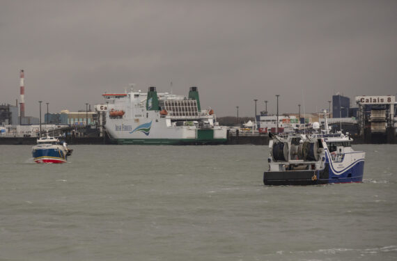 CALAIS, Sejumlah kapal nelayan Prancis terlihat di jalur masuk Pelabuhan Calais, Prancis, pada 26 November 2021. Sejumlah kapal nelayan Prancis memblokir jalur masuk ke Pelabuhan Calais, Prancis, pada Jumat (26/11), memprotes penolakan hak penangkapan ikan pasca-Brexit mereka seperti yang sebelumnya dijanjikan oleh Inggris. (Xinhua)
