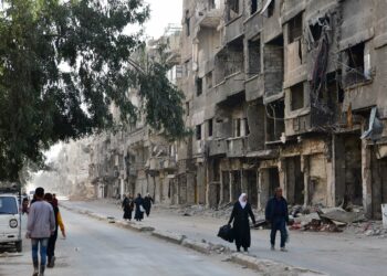 DAMASKUS, Orang-orang berjalan di Kamp Yarmouk di selatan Damaskus, Suriah, pada 17 November 2021. Tiga tahun setelah Kamp Yarmouk di selatan Damaskus kembali ke tangan pemerintah menyusul kekalahan ISIS, para pengungsi Palestina di sana berusaha membangun kembali kehidupan mereka di kamp pengungsi Palestina terbesar di Suriah tersebut. (Xinhua/Ammar Safarjalani)
