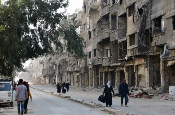 DAMASKUS, Orang-orang berjalan di Kamp Yarmouk di selatan Damaskus, Suriah, pada 17 November 2021. Tiga tahun setelah Kamp Yarmouk di selatan Damaskus kembali ke tangan pemerintah menyusul kekalahan ISIS, para pengungsi Palestina di sana berusaha membangun kembali kehidupan mereka di kamp pengungsi Palestina terbesar di Suriah tersebut. (Xinhua/Ammar Safarjalani)