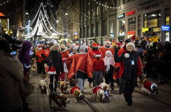 HELSINKI, Orang-orang ambil bagian dalam parade saat acara pembukaan rangkaian perayaan Natal tradisional di Helsinki, Finlandia, pada 27 November 2021. Acara pembukaan rangkaian perayaan Natal diadakan di pusat kota Helsinki pada Sabtu (27/11), menandai dimulainya musim perayaan tersebut. (Xinhua/Matti Matikainen)