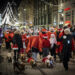 HELSINKI, Orang-orang ambil bagian dalam parade saat acara pembukaan rangkaian perayaan Natal tradisional di Helsinki, Finlandia, pada 27 November 2021. Acara pembukaan rangkaian perayaan Natal diadakan di pusat kota Helsinki pada Sabtu (27/11), menandai dimulainya musim perayaan tersebut. (Xinhua/Matti Matikainen)