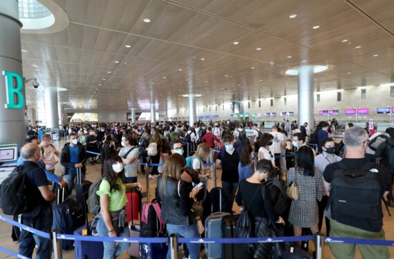 TEL AVIV, Orang-orang menunggu di aula keberangkatan Bandar Udara Internasional Ben Gurion di dekat Tel Aviv, Israel, pada 28 November 2021. Pemerintah Israel pada Minggu (28/11) memutuskan untuk melarang kedatangan warga negara asing ke wilayahnya dalam upaya menghentikan penyebaran varian baru COVID-19. (Xinhua/Gil Cohen Magen)