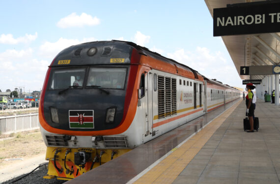 NAIROBI, Sebuah kereta tiba di Stasiun Nairobi di Jalur Kereta Rel Standar (Standard Gauge Railway/SGR) Mombasa-Nairobi di Nairobi, ibu kota Kenya, pada 17 November 2021. (Xinhua/Dong Jianghui)