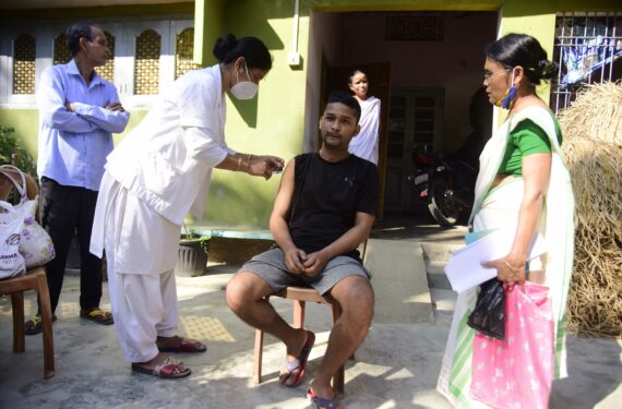 NAGAON, Seorang pria menerima suntikan satu dosis vaksin COVID-19 melalui kampanye vaksinasi COVID-19 pintu-ke-pintu di Distrik Nagaon, Negara Bagian Assam, India timur laut, pada 29 November 2021. Pemerintah lokal di Assam meluncurkan kampanye vaksinasi COVID-19 pintu-ke-pintu untuk meningkatkan cakupan vaksinasi. (Xinhua/Str)