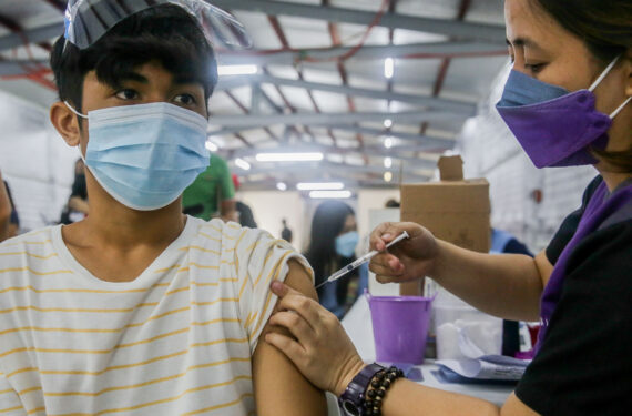 MARIKINA CITY, Seorang anak laki-laki menerima suntikan vaksin COVID-19 di sebuah kompleks olahraga di Marikina City, Filipina, pada 29 November 2021. Filipina pada Senin (29/11) memulai kampanye vaksinasi selama tiga hari untuk mempercepat imunisasi populasi negara itu terhadap COVID-19 dan varian Omicron. (Xinhua/Rouelle Umali)