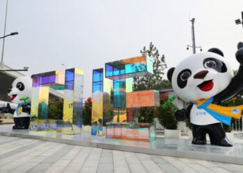 Foto yang diabadikan pada 22 Oktober 2021 ini menunjukkan instalasi dekoratif di dekat National Exhibition and Convention Center (Shanghai), venue utama untuk CIIE keempat, di Shanghai, China timur. (Xinhua/Fang Zhe)