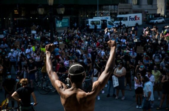 Orang-orang mengikuti aksi unjuk rasa "Black Lives Matter" untuk memperingati Juneteenth atau Hari Kebebasan di kawasan Brooklyn, New York, Amerika Serikat, pada 19 Juni 2020. (Xinhua/Michael Nagle)