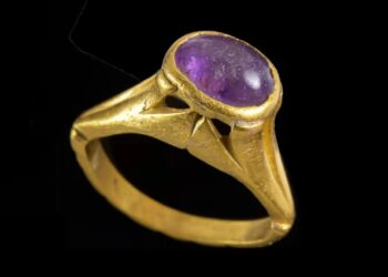 Cincin emas berusia 1.300 tahun, yang bertatahkan batu ungu silika, ditemukan di Kota Yavne di Israel tengah. (Xinhua/Otoritas Kepurbakalaan Israel)