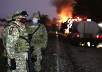 Tentara Angkatan Darat Meksiko berjaga di tempat terjadinya ledakan di sebuah lokasi keran ilegal di jalur pipa gas minyak cair Pemex di Kota San Pablo Xochimehuacan, Negara Bagian Puebla, Meksiko, pada 31 Oktober 2021. (Xinhua/Carlos Pacheco)