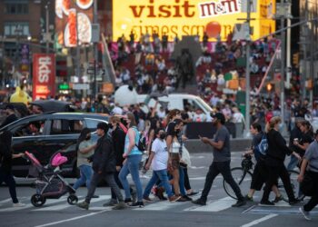 Orang-orang berjalan melewati Times Square di New York, Amerika Serikat, pada 2 Oktober 2021. (Xinhua/Michael Nagle)