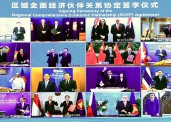 Perdana Menteri China Li Keqiang dan para pemimpin negara lain menghadiri upacara penandatanganan perjanjian Kemitraan Ekonomi Komprehensif Regional (Regional Comprehensive Economic Partnership/RCEP) setelah Konferensi Tingkat Tingkat (KTT) RCEP keempat, yang digelar melalui tautan video pada 15 November 2020. (Xinhua/Zhang Ling)