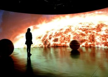 Seorang wanita mengunjungi sebuah pameran di Shanghai, China timur, pada 24 Februari 2021. Pameran "Three-Body", sebuah trilogi fiksi ilmiah pemenang penghargaan karya Liu Cixin, digelar di Menara Shanghai. (Xinhua/Zhang Jiansong)