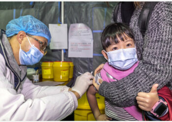 QIANXI, China, 1 November, 2021 (Xinhua) -- Seorang siswa usia dini menerima satu dosis vaksin COVID-19 di sebuah lokasi vaksinasi di Kota Qianxi, Provinsi Guizhou, China barat daya, pada 1 November 2021. Kota Qianxi pada Senin (1/11) meluncurkan kampanye vaksinasi COVID-19 untuk anak-anak berusia 3 hingga 11 tahun. (Xinhua/Fan Hui)