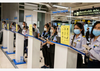 BANGKOK, 1 November, 2021 (Xinhua) -- Para petugas menunggu pelancong di Bandar Udara Internasional Suvarnabhumi di Bangkok, Thailand, pada 1 November 2021. Thailand pada Senin (1/11) dibuka kembali untuk pengunjung yang sudah divaksinasi COVID-19 dari 60 lebih negara dan kawasan di tengah upaya untuk menghidupkan kembali perekonomiannya yang dihantam pandemi. (Xinhua/Wang Teng)