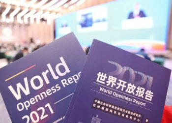 Foto yang diabadikan pada 5 November 2021 ini menunjukkan Laporan Keterbukaan Dunia 2021 yang dirilis dalam sebuah konferensi pers di Forum Ekonomi Internasional Hongqiao keempat di Shanghai, China timur. (Xinhua/Zhang Yuwei)
