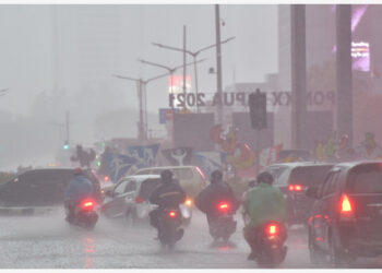 JAKARTA, 1 November, 2021 (Xinhua) -- Lalu lintas terlihat pada saat hujan melanda Jakarta pada 1 November 2021. (Xinhua/Veri Sanovri)